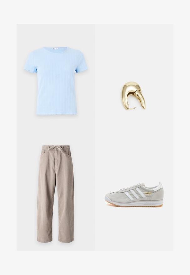 Lichtblauw t-shirt met korte mouwen en een ronde halslijn, met verticale ribbelstructuur en golvende randen op de mouwen en onderkant.; Beige corduroybroek met een losse pasvorm, voorzien van een tailleband met trekkoord, twee voortassen en een verticale ribbelstructuur.; Lichtgrijze sneaker van suede en mesh, met drie witte strepen, ronde neus en een gumrubberen zool. Gouden logo-accent bij de veters.; Gouden metalen oorbel met een slank, gebogen ontwerp. Beschikt over een kenmerkende puntige vorm, gepolijste oppervlakte en scharnier sluiting.