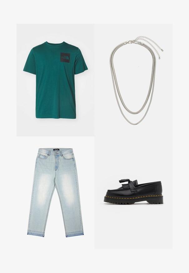 T-shirt di cotone teal con maniche corte, colletto tondo e una tasca quadrata nera con logo sulla parte sinistra del petto. Texture liscia.; Pegador BARROW - Jeans loose fit - sand washed blue; Mocassino in pelle nera con un'accento a frange, dotato di una suola nera spessa e cuciture gialle lungo il bordo. Finitura testurizzata.; Collana in metallo argentato a tre strati caratterizzata da catene sottili e flessibili con una leggera lucentezza, fissata con un gancio a molla e una catena regolabile.