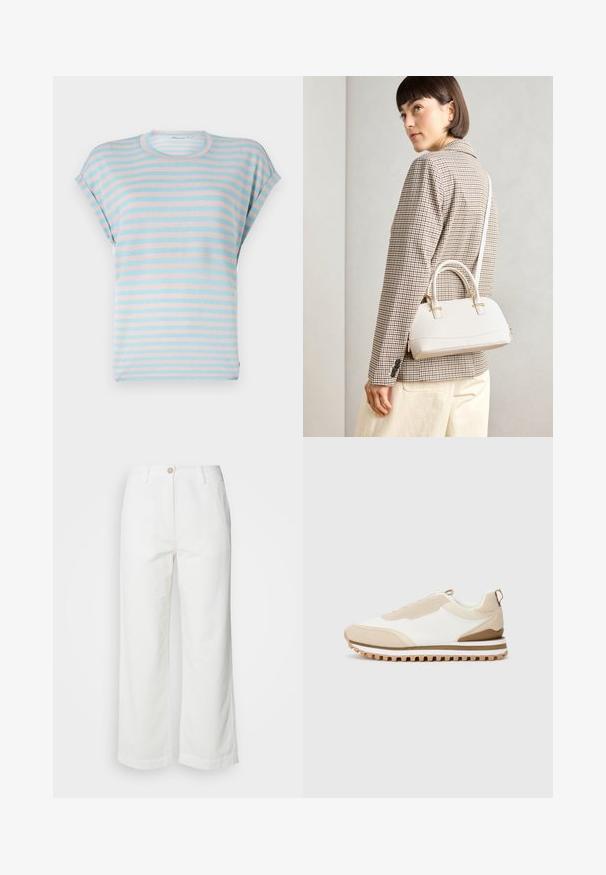 Stribet t-shirt med kort ærme i lys blå og pastel pink, med en afslappet pasform og blødt stof, rund halsudskæring og opsmøgede ærmer.; Hvide bukser med vid ben lavet af tekstureret stof, med en frontknaplukning og to sidelommer, i et rent og enkelt design.; Beige og hvide lav-top sneakers med tekstureret sål og træksløjfe på hælen, præsenteret på en ensartet lys baggrund, sidevisning.; Hvid struktureret taske med korte håndtag og en skulderrem, prydet med guldfarvede hardwaredetaljer og tekstureret materiale, præsenteret mod en grå baggrund.
