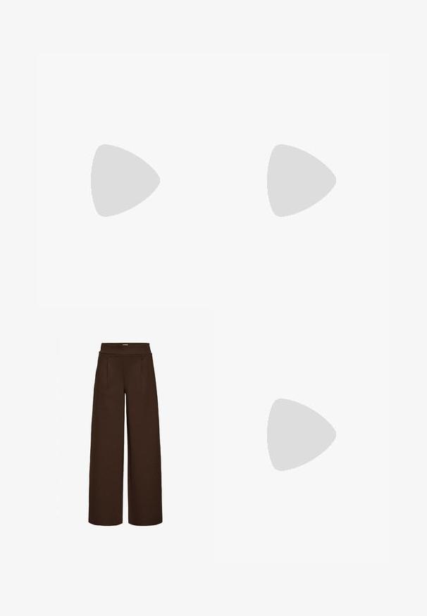 Maillot de bain brun foncé avec un design en tissu froncé, accent tordu et détails en métal doré. Texture lisse.; Pantalons larges marron en tissu lisse, dotés d'une taille haute et de deux plis frontaux, conçus pour un ajustement ample.; Baskets Adidas noires avec rayures blanches, inscription dorée "Spezial", semelle en gomme et languette blanche au talon, présentées en vue de profil.; Grand sac fourre-tout en paille avec un extérieur texturé beige et deux grandes poignées. Présente une sangle en cuir pour la fermeture.