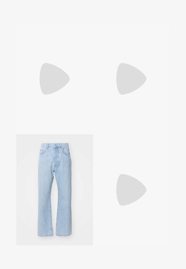 Kurzarm-Pullover aus strukturiertem Strick, mit einem V-Ausschnitt und einer grau-blauen Farbe mit einem subtilen Muster. Weiches, leichtes Material.; Hellblaue Denim-Jeans mit lockerer Passform, geradem Schnitt, traditionellem Fünf-Taschen-Stil und Metallschlussknopf.; Marineblaue Wildleder Low-Top Sneaker mit weißer Sohle, marineblauen Schnürsenkeln und goldenem "Filling Pieces" Logo an der Seite.; Schwarze Lederakte mit doppelten Obergriffen, einer Fronttasche und einem abnehmbaren Tragegurt, mit subtiler Markierung am Boden.