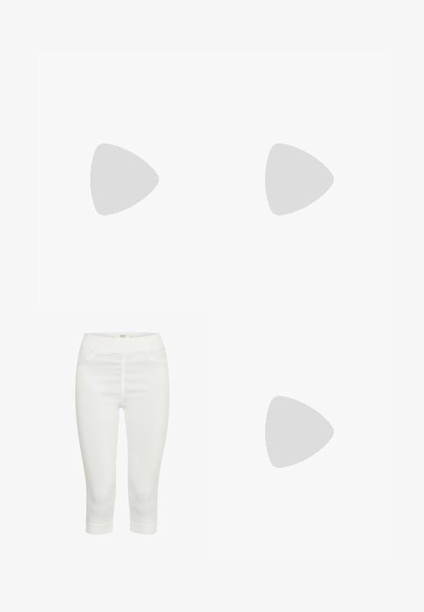 Eine Frau mit langen Haaren trägt ein schwarzes Top mit schulterfreier Optik und blaue Jeans. Sie posiert selbstbewusst mit einer Hand auf der Hüfte und einem goldenen Armband am Arm.; Weiße Caprihosen aus elastischem Stoff, mit einer glatten Textur, zwei vorderen Taschen und einem bequemen elastischen Bund.; Weiße, offene High-Heel-Mules mit glatter Oberfläche, minimalistischer Gestaltung und schlankem Absatz, ausgestattet mit einem subtilen braunen Akzent auf der Sohle.; Rosa Harz-Ohrringe in Form von Ringen mit goldfarbenen Akzenten und bunten Edelsteinen, die entlang der äußeren Kanten eingearbeitet sind. Durchsichtige Rückseiten für sicheren Halt.