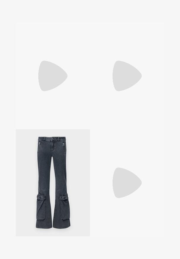 Schwarzes, langärmeliges, kurzes Oberteil aus transparenter Material mit hohem Kragen und gesticktem Text "Thanks OK Bye" auf der Vorderseite.; Dunkelblaue Jeans mit ausgestelltem Bein, Seitenreißverschlüssen und umgeschlagenen Akzenten am Saum. Glatte Textur und klassisches Fünf-Taschen-Design.; Jeans-Kniehoher Stiefel mit spitzer Zehenpartie, silberner Hardware-Akzent, schlankem Kitten-Heel und glatter, strukturierter Oberfläche.; Gepolsterte Denim-Handtasche in Dunkelgrau mit einer Kettenriemen und einem metallischen "DIESEL"-Logo. Kompakte, rechteckige Form, strukturierte Oberfläche.