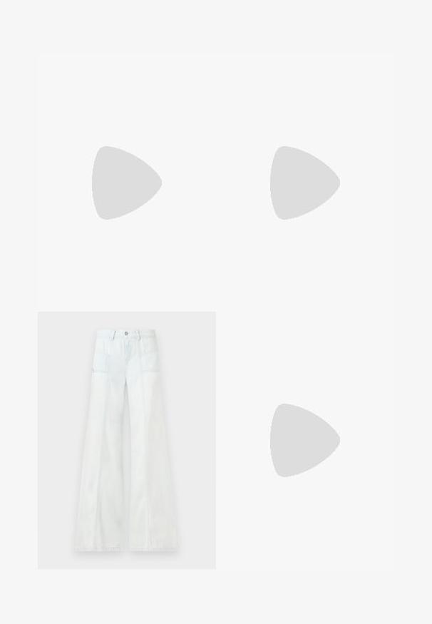 Hvit cropped t-skjorte laget av bomull, med rund hals og korte ermer. "Calvin Klein" er trykket i fete svarte bokstaver over fronten.; Lys blå vidbente denimbukser med frontlommepakker og bælteløkker, vist mot en ensfarget bakgrunn.; Lys blå patentlær mule med spiss tå, lav gjennomsiktig hæl og en elegant design med utskjæring på vampen.; Svart lærveske med en buet design, gullfarget hardware og et håndtak på toppen. Har en elegant lukking og glatt tekstur.