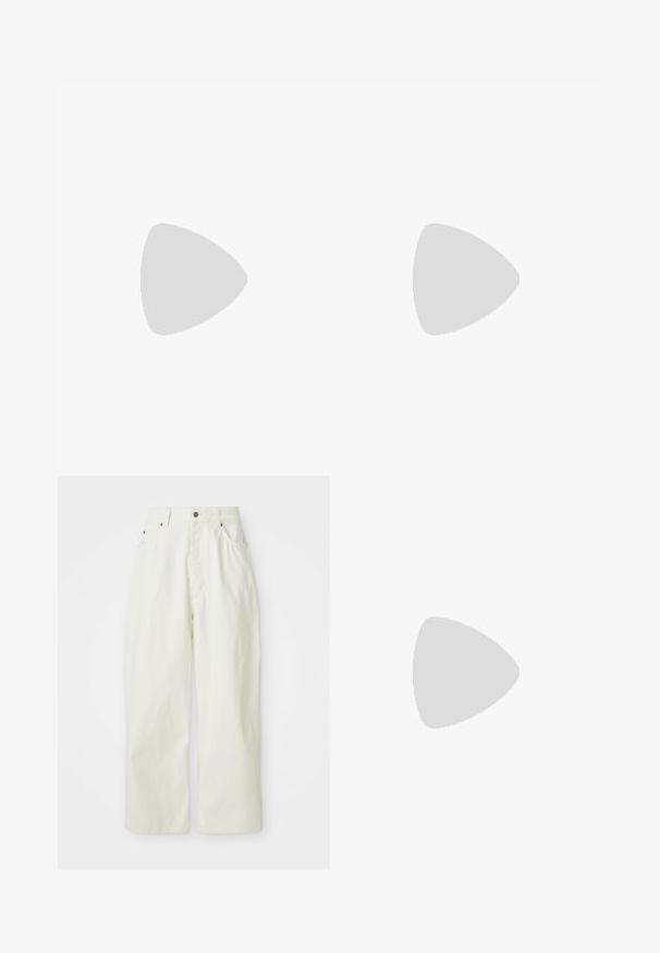 Svart bomulls-T-skjorte med store hvite "GAP"-bokstaver og "Original" i rødt under. Klassisk rund hals og korte ermer.; Hvite vide bukser laget av bomull, med høy midje, fem lommer og metallknapplukking. Glatt tekstur med minimalistisk design.; Brune og blå rutete vide bukser sammen med hvite sko med svarte detaljer og teksturerte såler, satt mot en grønn bakgrunn.; Svart budveske laget av glatt materiale, med en klaff som kan legges over, sølvfarget spenne og en justerbar skulderrem.