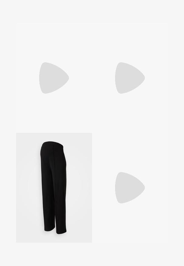 Modra, dolg rokav s henley izrezom, izdelana iz teksturirane tkanine. Ima ohlapen kroj in stranske razpoke za udobje in enostavno gibanje.; Črne hlače z visokim pasom in ravnim krojem, ki se ponašajo z gladko teksturo in brez vidnih zapiranj, poudarjene s stranskimi šivi.; Črne gležnjarje iz sijočega materiala s kvadratnim prstom in zoženim peto, postavljene na sijoče srebrno oblazinjeno ozadje.; Srebrne obročaste uhane z gladko, sijočo površino. Zaobljena oblika, lahka zasnova, z zapiranjem na zatič.