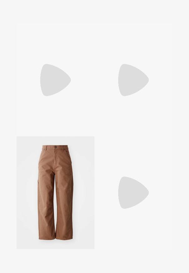 The North Face ZUMU TEE - Marškinėliai su spaudiniu - smokey brown; Rudos plačiakelnės kelnės pagamintos iš tvirto audinio. Yra aukštas liemuo, priekiniai kišeniai ir subtilūs siuvimo akcentai.; Rudos odinės sportinės bateliai su trimis šviesiomis juostelėmis, guminėmis apačiomis, apvaliu nosiu ir tekstūruotais zomšos akcentais ant kulno ir nosies.; Juodas nailoninis per petį dėklas su reguliuojamu dirželiu, išryškintu baltu logotipu. Nešiojamas ant šviesiai mėlynos marškinėlių. Paprastas, funkcionalus dizainas.