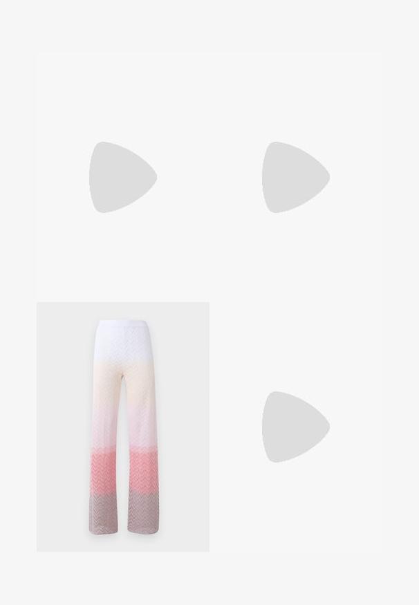 Missoni SHORT SLEEVE - Marškinėliai su spaudiniu - black/blue; Megztos plačios kelnės, puoštos žuvų kaulų raštu, pereinančiu nuo baltos iki šviesiai rožinės ir levandų spalvos prie kojų galo. Elastinga juosmens juosta.; Juodos odinės baleto bateliai su smailiu pirštu ir šoniniu dirželiu, papuoštu apvaliu auksiniu akcentu. Lengvi su plokščiu padu.; Austas pintinis pintinis krepšys su zigzago raštu, rudas odinis imtuvėlis ir pagrindas, ir stačiakampė logotipo etikete priekyje.