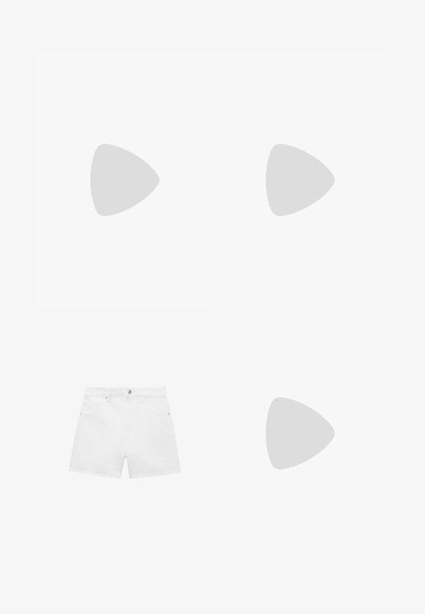 Schwarzes, geripptes Langarmoberteil mit rundem Halsausschnitt und gewellten Saumkanten, aus einem dehnbaren Material für eine figurbetonte Passform.; Weiße Denim-Shorts mit einem Design mit vier Taschen, versehen mit einem Knopf- und Reißverschluss, präsentiert vor einem schlichten Hintergrund.; Schwarze Leder- und graue Wildleder-Sneaker mit weißen Streifen, Gummisohle, Schnürung vorne und Klettverschluss. Mit "Samba"-Markenlogo in Gold.; Schwarze Lederhandtasche mit runder Form, strukturiertem Oberflächen, goldenen Hardware-Details und einem Reißverschluss. Logo am Boden abgebildet.; Goldfarbene Ohrstecker mit Knoten in gedrehter Ausführung. Jeder Ohrstecker verfügt über eine runde, transparente Rückseite für sicheren Halt.