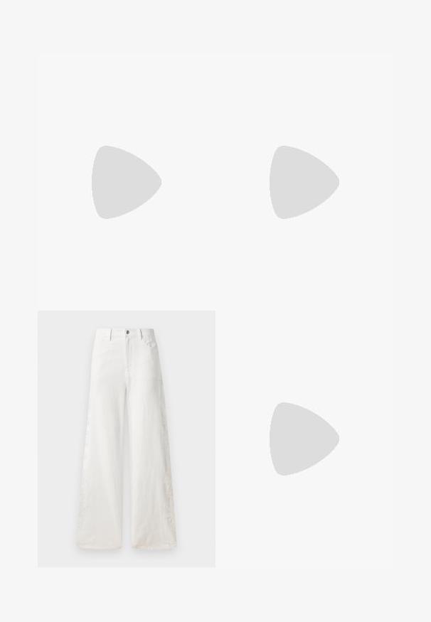 Vivienne Westwood Camisola de manga comprida - multi-coloured; Calças de ganga brancas de perna larga com padrões de bordado lateral e design tradicional de cinco bolsos. Fecho com zíper e botão.; Sapato de salto alto em pele branca com biqueira pontiaguda, faixa no tornozelo e um salto fino de stiletto. Textura suave com um leve acabamento brilhante.; Saco de couro preto com uma alça de corrente prateada, apresentando ornamentos em forma de asas e costura branca ao longo da costura inferior.