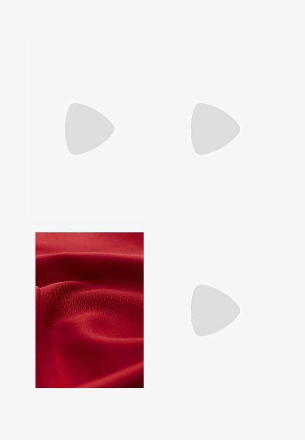 Weißes, eng anliegendes T-Shirt aus weicher Baumwolle mit einem runden Halsauschnitt und Dreiviertelärmeln. Glatte Textur, keine sichtbaren Muster oder Akzente.; Roter Stoff, strukturierte Oberfläche mit glatter Oberfläche, zeigt sanfte Falten und subtilen Glanz. Das Gewebe ist durchgehend dicht und gleichmäßig.; Braune Lackleder-Slingback-Pumps mit spitzem Zeh, offenen Ausschnitten und dünnem Absatz. Mit verstellbarem Schnallenriemen.; Braune Leder-Tote mit glatter Textur, offenem Oberteil und zwei Schulterriemen. Verfügt über minimale Nähte und keine sichtbaren Beschläge.