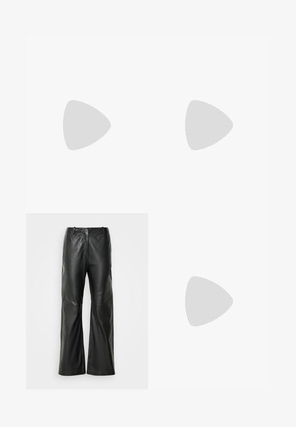 Top nero a maniche lunghe con pannelli trasparenti che formano una forma a V nel colletto. Texture liscia, design aderente, colletto alto.; Pantaloni larghi in pelle nera con una superficie liscia, dotati di vita a media altezza e dettagli di cucitura minimi sul davanti.; Mocassini in pelle nera con una finitura liscia, dotati di una fascia decorativa, punta rotonda e suola texturizzata. Indossati con una lunga gonna in pelle nera.; Orecchini a cerchio in argento con un design minimalista. Forma circolare, superficie liscia e profilo sottile. Leggeri con una finitura lucida.