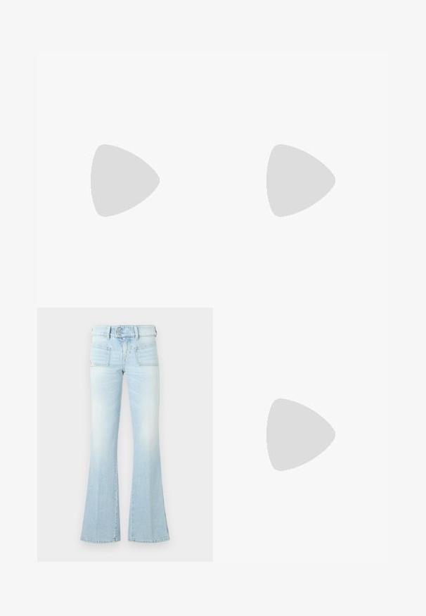 Gaiši rozā ribota bezpieša blūze ar plāniem siksnām, kurai ir kvadrāta formas dekoltē un neliela zīmola birka priekšpusē.; Gaiši zili flared džinsi izbalinātā denima, ar divām priekšējām kabatām, pogājamu jostasvietu un kontrastējošu šuvju detaļām. Gluda tekstūra.; Melnas ādas slingback zābaki ar smailu purngalu, ar šauru papēdi un zelta krāsas akcentu uz regulējama siksniņas. Gluda tekstūra.; Melna ādas plecu soma ar mīkstu tekstūru, trīsstūra formu un regulējamu siksnu, apvienota ar gaiši zilu svītrotu krekli un baltām biksēm.