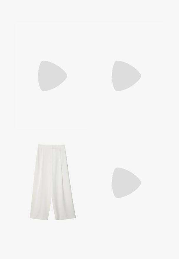 T-shirt à col en V à manches courtes en tissu rose vif, offrant une coupe décontractée et une texture lisse. Porté avec un pantalon blanc, sans motifs ni accents visibles.; Pantalons cropped large blancs avec une texture lisse, présentant un devant plat et sans fermetures ni poches visibles.; Bershka Sandales à talons hauts - black; Sac à main en cuir verni noir avec une forme incurvée, une bandoulière, des poches avant et des accents en métal argenté.