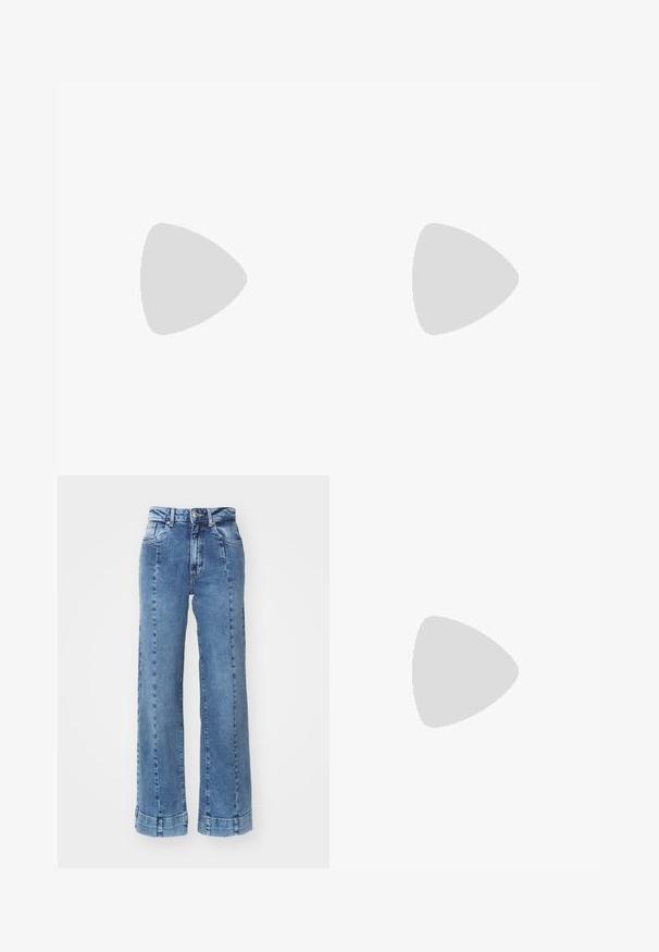Langermet grå bomullsskjorte med rund hals og en liten svart logo detalj på venstre bryst. Myk tekstur, uformell passform.; Lys blå denim bukser med brede ben og høy midje, med frontlommer og sømde detaljer. Bunnkanten er rullet og sydd.; Svarte sneakers med en kraftig gummisåle, teksturert stoffoverdel, rund tå og snøring. Har forsterkede snørehull og bakre trekkstang.; Svart lær tote bag med glatt tekstur, rektangulær form og to lange håndtak. Ingen synlige deler eller dekorasjoner.