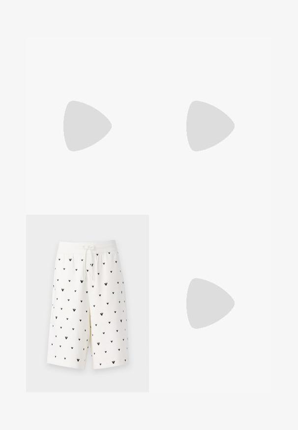 Svart T-skjorte med kort erm og strukturelt, bølget mønster samt rund hals. Laget av myk stoff, med en avslappet passform og uten synlig merke.; Hvite shorts laget av mykt stoff med et svart mønster av små, omvendte trekantformer. Utstyrt med snor i livet.; Svart skinnsneaker med lav profil, rund tå og snøring; har en teksturert gummisåle og logo-detalj på hælen.; Svart lær crossbody-veske med en glidelåslomme, logo-detalj og justerbar rem med merke. Båret mot en teksturert marineblå genser.