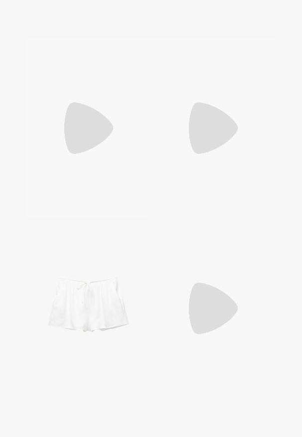 Bela nogometna majica z zelenim vzorcem palmovih listov, okrogli vrat, kratki rokavi, Nike logo in emblem Nigerijske nogometne zveze.; Bele bombažne kratke hlače z elastiko v pasu, nastavljivim vrvico in stranskimi žepi. Mehka tekstura in preprost dizajn z ohlapnim krojem.; Črne usnjene kavalirske čevlje s koničastim nosom, embosiranimi valovitimi vzorci in srednje visokim peto. Imajo zanko za enostavno obuvanje.; Tri plastični sponki za lase v pastelnih barvah: roza, rumena in modra, oblikovani kot cvetni listi, z mehanizmom pomladi in sijočo površino.