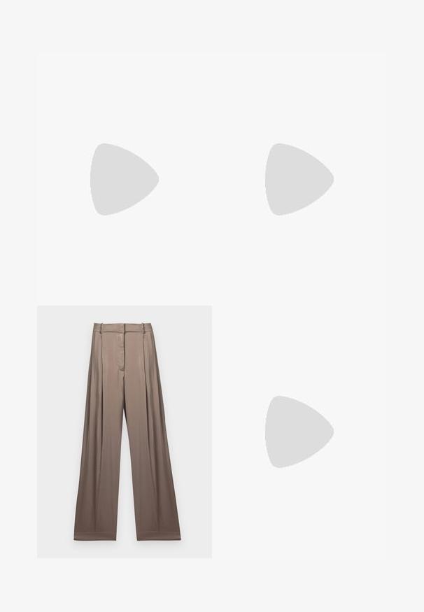 Svart langermet bodysuit med dyp V-hals, lagdelt volangdesign over brystet og trompet ermer. Glatt, elastisk stoff.; Vide benklær i en dempet taupefarge, laget av glatt stoff med satengfinish. Har en tilpasset midje og subtile folder.; Røde skinnhøyhælte mules med spiss tå, med utskjæringsdetaljer på vampsiden og en liten, avsmalnet hæl. Glatt tekstur.; Svart skinn crossbody veske med to frontlommer, gyldne spenner, glidelåslukking og en slank stropp. Teksturert overflate og kompakt rektangulær form.