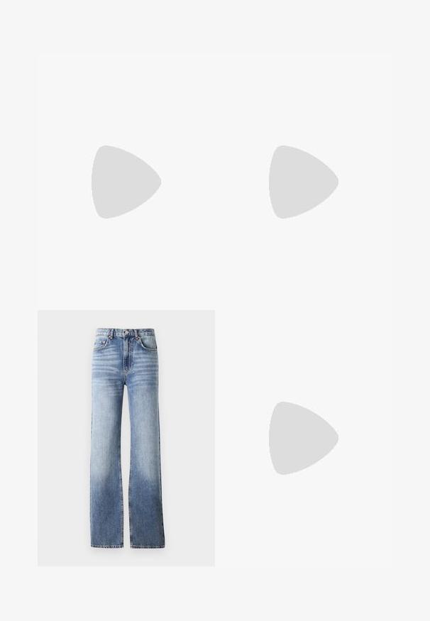 Zwarte lange mouwen crop top van kant, met bloemmotieven en een ronde halslijn, van textuurstof door het hele ontwerp.; Lichtblauwe denim jeans met een hoge taille, wijde pijpen en subtiele vervaging. Voorzien van een knoopsluiting en een vijfzakkenontwerp.; Zwarte leren enkelboots met een ronde neus, vetersluiting aan de voorkant en een dikke rubberen zool met een gestructureerd profiel. Trekbandje aan de achterkant.; Zwarte leren clutch met een klep en een gouden metalen sluiting. Inclusief een zwarte schouderband en een slank, minimalistisch ontwerp.; Zilveren hoepel oorbellen met een minimalistisch ontwerp. Cirkelvormig, gladde textuur en dun profiel. Lichtgewicht met een gepolijste afwerking.