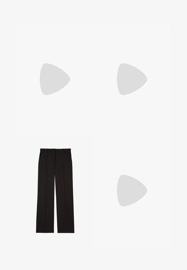 Szary dzianinowy top z krótkimi rękawami i okrągłym dekoltem, ozdobiony licznymi srebrnymi metalowymi ćwiekami rozmieszczonymi na całej powierzchni.; Czarne dopasowane spodnie wykonane z gładkiej tkaniny, charakteryzujące się prostymi nogawkami i dwoma bocznymi kieszeniami. Elegancka i minimalistyczna konstrukcja.; Stuart Weitzman STUART - Czółenka; Brązowa skórzana torba tote z teksturowaną powierzchnią, zwężającym się kształtem, dwiema solidnymi uchwytami oraz dekoracyjnymi złotymi akcentami.