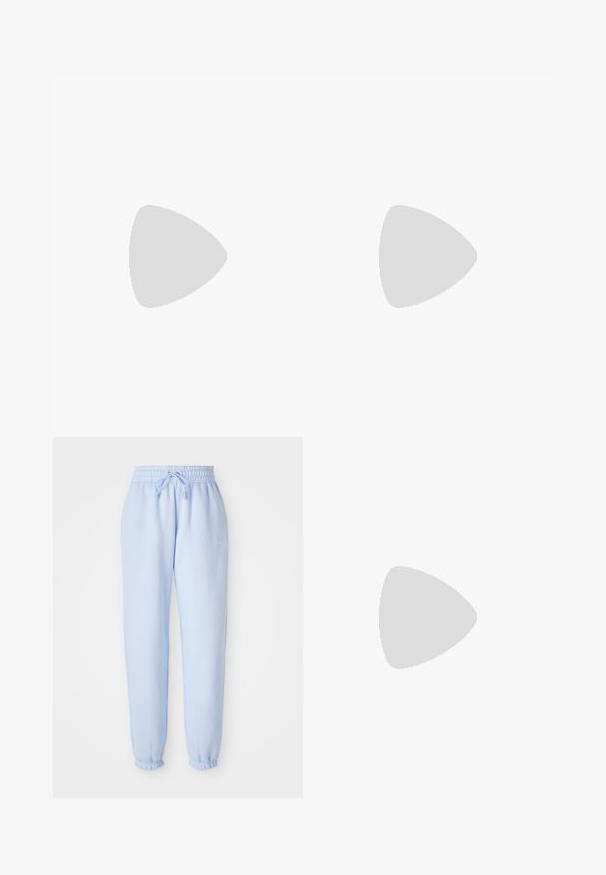 Hvit crop topp med marineblå stropper, som har det broderte logoen "ellesse" i rosa. Glatt materiale, justerbare bånd på skuldrene.; Lyseblå joggebukser med elastisk midje og snøring. Har en liten Nike-logo på siden og er innsamlet ved mansjettene.; Sølvsportssko med hvite og gullfarger, som har et mesh-overdel, gummisåle og en reflekterende finish. Sokker synlige over ankelen.; Et par rektangulære solbriller med lys blå gjennomsiktige rammer og mørke grå linser, med rette stenger og minimale maskinvare detaljer.