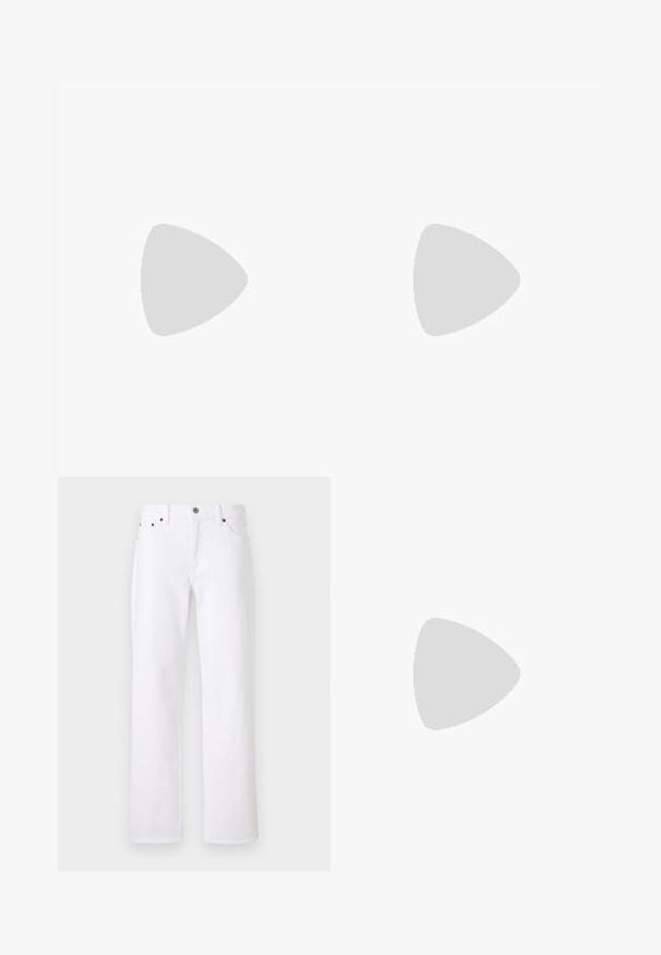 Lys lilla ribbet ermeløs topp med rund hals og knappestolpe foran som har syv små hvite knapper.; Hvite denimjeans med rett passform, femlommedesign og metallknappelukking. Inkluderer beige sømmer og synlige sømmer.; Hvite lær sneakers med beige semsket detaljer, perforert tåboks, flate lisser og en teksturert kremfarget såle. Har subtil branding på hælen.; Veske med slangeskinnmønster og krummet håndtak. Laget av teksturerte, beige og brune materialer, med et særegent diamantmønster.
