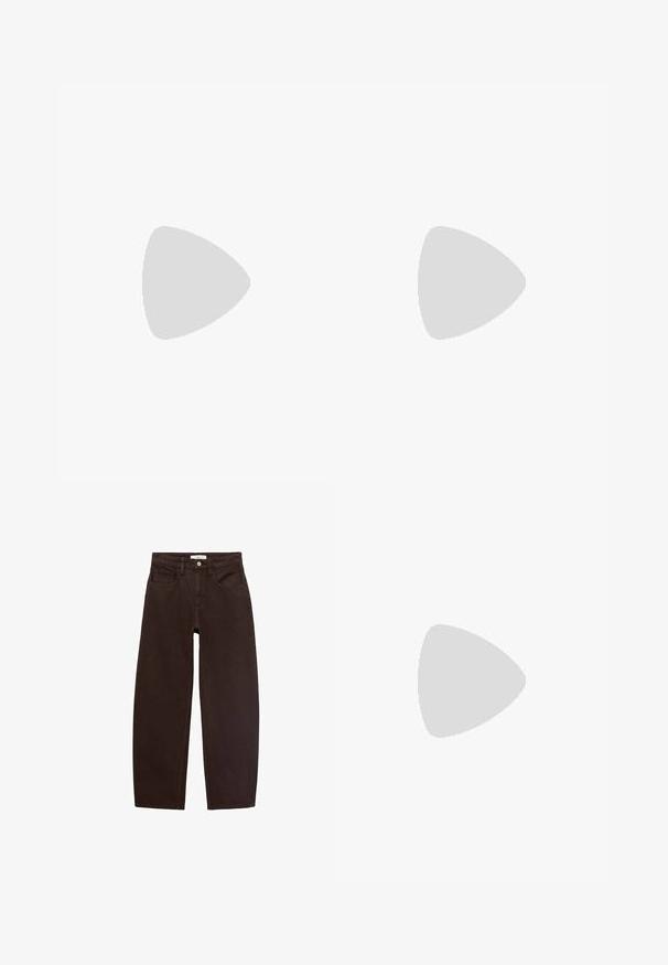 Canottiera verde oliva realizzata in tessuto a costine, con scollatura rotonda e spalline larghe, orlo dritto e senza dettagli aggiuntivi.; Jeans in denim marrone con vestibilità rilassata, dotati di cinque tasche, passanti per cintura e chiusura con zip classica. Texture liscia e design a gamba dritta.; Sneaker nere in suede con tre strisce bianche, suola in gomma marrone testurizzata e lacci neri. La fodera interna presenta un motivo con logo.; Occhiali da sole neri rettangolari con lenti scure, finitura lucida, aste larghe e design della montatura spessa. Nome del marchio inciso su un'asta.; Grande borsa a tracolla in paglia con un esterno beige testurizzato e due manici larghi. Presenta una cintura in pelle come chiusura.