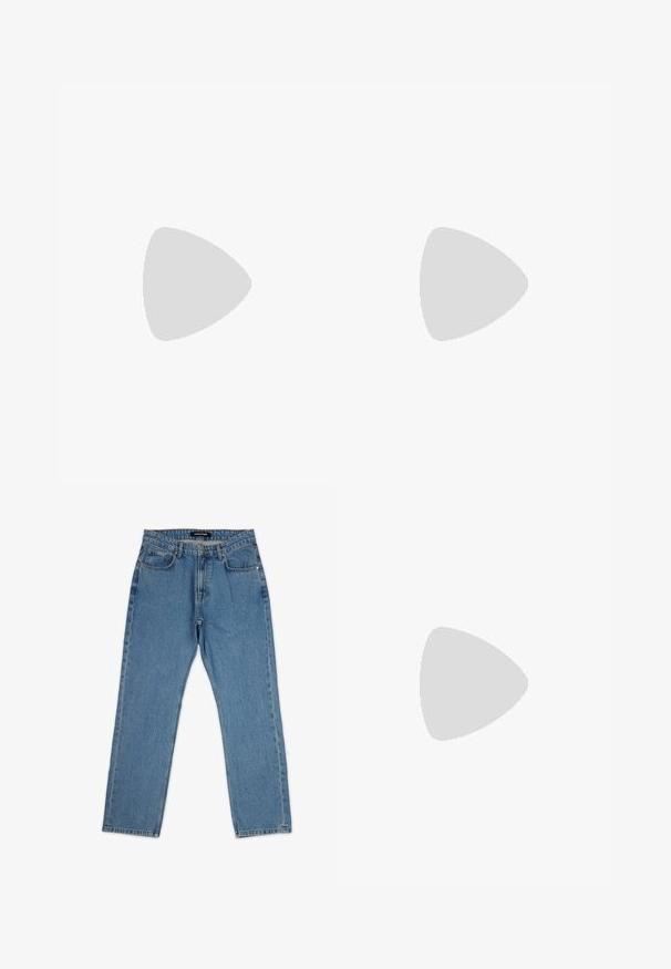 Polo a maniche lunghe color crema con colletto bianco, caratterizzato dalla scritta "New York Yankees" in ricamo dorato e dettaglio del logo sulla manica.; Jeans in denim azzurro chiaro con vestibilità dritta, cinque tasche, chiusura con bottone e cuciture visibili lungo le cuciture. Stile casual classico.; Scarpa atletica argento e nera con tomaia in mesh e sintetico, design voluminoso e finitura testurizzata. Presenta un colletto imbottito e suola in gomma.; Occhiali da sole neri con montatura ottagonale, lenti scure, finitura lucida, aste sottili e dettagli dorati sul davanti.