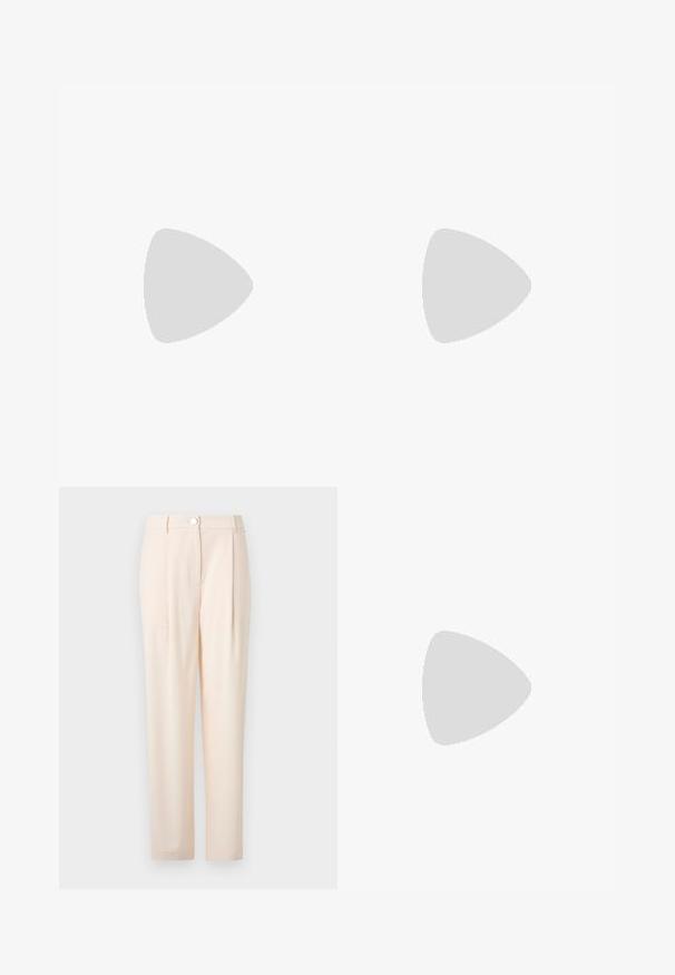 Schwarzes T-Shirt mit kurzen Ärmeln aus Baumwolle, mit einem weißen Strasslogo "Armani Exchange" über der Brust. Glatte Textur, klassischer Schnitt.; Helle beigefarbene Hose mit tailliertem Design, ausgestattet mit einem vorderen Verschluss, glattem Stoff, geradem Bein und ohne sichtbare Muster oder Akzente.; Schwarze Leder-Ballettschuhe mit abgerundeter Spitze, glatter Textur, minimalen Nähdetails und einem flexiblen Sohlen-Design.; Braune Ledertasche mit Klappenverschluss, Beschlägen in Goldfarbe, einem Schultergurt und einer glatten Oberfläche. Kompakte rechteckige Form.