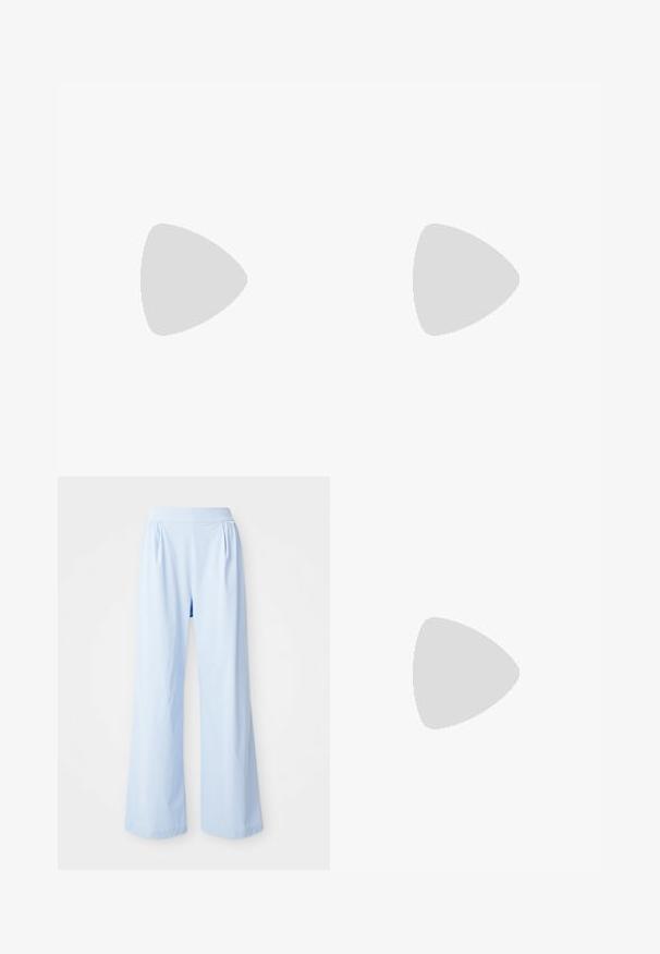 To ribbede, ærmeløse toppe i hvid og mørkebrun. Begge har en høj halsudskæring og et blødt, strækbart materiale, ideelt til lagdeling.; Lyseblå bredbenede bukser med en glat tekstur, elastisk talje og plisserede detaljer på fronten. Fremstillet af et blødt stof.; Nike Sportswear FIELD GENERAL - Sneakers - off-white/black; Lys beige håndtaske med en struktureret design, plisseret front, sølvfarvet hardware, justerbar rem og en aftagelig rund møntpung.