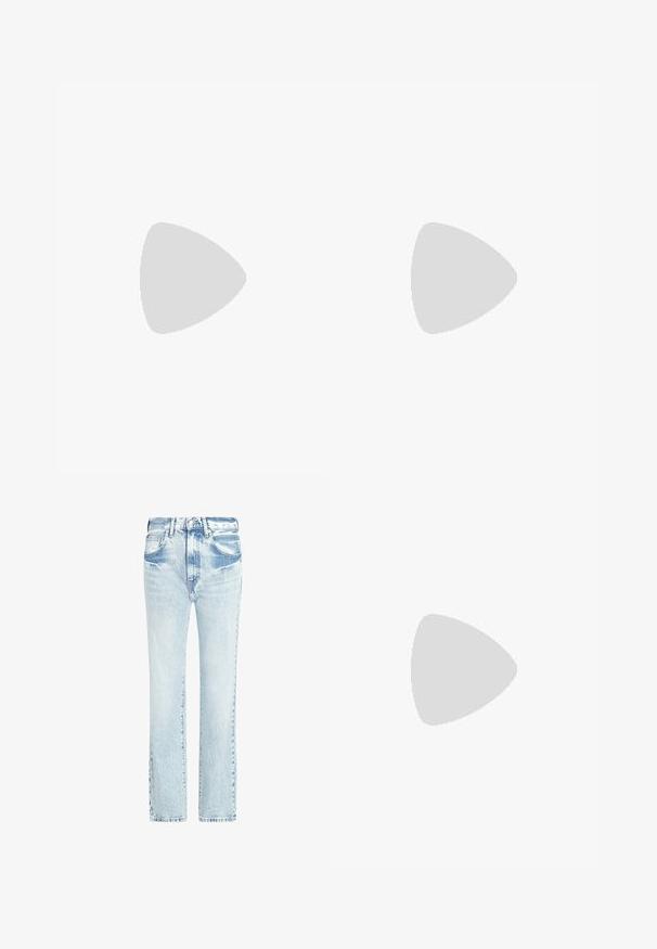 Mørkeblå bomulls T-skjorte med korte ermer, med logoen "Calvin Klein" i lys blå og rosa på forsiden. Enkel rund hals.; Lys blå denim jeans med rett ben-design, fem lommer og en falmet tekstur. Har synlig søm og en klassisk knappelukking.; Sorte patentlær mules med spiss tå, en buet design og en lav blokkhæl som har dekorativ søm langs overdelen.; Hvit lærveske med en buet fasong, med et preget "CK"-logo på forsiden og en enkel skulderstropp. Glidelåslukking på toppen.