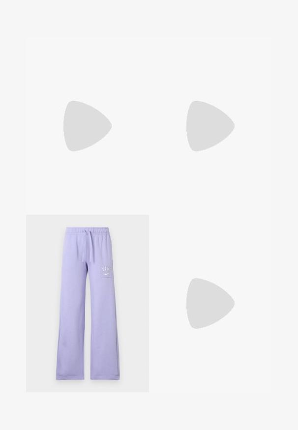 Valkoinen puuvillapaita, jossa on lyhythihaiset hihat ja pyöreä kaula-aukko, jossa on koristeellinen tekstipainatus aaltoilevassa vaaleanharmaassa designissa.; Violet harmaa housut, jotka on valmistettu pehmeästä kankaasta. Niissä on naru vyötäröllä ja valkoinen Nike-logo vasemmassa jalassa. Lahkeiden flare-muotoilu.; Valkoiset urheilukengät, joissa on teksturoitu verkko-osa, heijastavat yksityiskohdat ja pehmustettu pohja. Varustettu joustavilla nauhoilla ja harmailla yksityiskohdilla.; Kahvin kankainen kauppakassi, jossa on kaksi pitkää kahvaa, ja toisella puolella pieni musta Nike-logo. Yksinkertainen, suorakulmainen muotoilu, jossa on ommellut saumat.