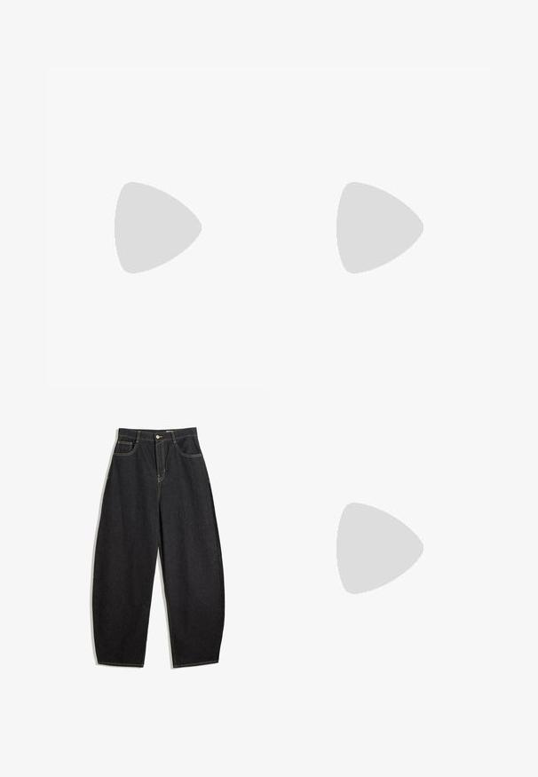 Kort hvid t-shirt lavet af blødt stof, med rund hals og korte ærmer. Lille mørkeblå logo centreret på brystet.; Sorte denim bukser med vid ben og høj talje, prydet med gule syninger, to forlommer og en enkelt knaplukning.; Røde ruskindsnikers med hvide accenter, der har struktureret materiale, rund tå og et guld logo på siden, båret med sorte bukser.; Rød bandana tørklæde lavet af bomuld, med hvide paisley- og prikmønstre, i trekantet form og et mærke i det nederste hjørne.