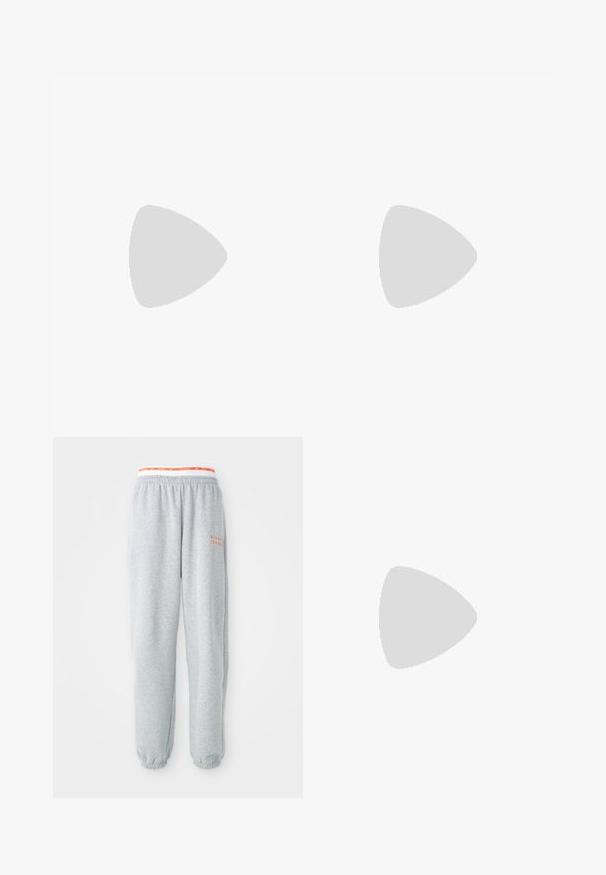 Valge õlavartelt avatud top koos rippuvate varrukatega, valmistatud pehmest kangast. Toote esiosas on kogumisdetailid ja see on laia lõikega.; Hallid hallid treeningpüksid elastse vöökoha ja punase ning valge Nike logo. Teibad pahkluudes, pehme kangas ja mugav lõige.; Paksud valged tennised, mis on valmistatud tekstureeritud võrgu- ja sünteetilistest materjalidest, pakuvad paksu tallaga ja keerukat mustrit külgedel.; Bež käekott pehme materjali, millel on lõtv disain, õmblustega detailid ja kaks õlarihma. Sobib igapäevaseks kasutamiseks.