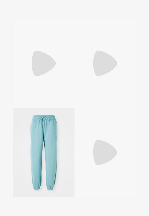 Top azzurro chiaro a maniche corte con scollatura rotonda e chiusura con zip sul retro. Tessuto liscio con una leggera texture e vestibilità morbida.; Pantaloni tuta azzurri chiari realizzati in morbido tessuto, con vita elastica, dettaglio con coulisse e polsini elasticizzati alle caviglie. Piccolo logo sul lato.; Scarpe da ginnastica grigio chiaro con tomaia in rete e sintetico, dotate di chiusura con lacci, collo imbottito e suola testurizzata per una migliore aderenza.; Occhiali da sole aviator con lenti blu sfumate, montatura in metallo argentato e decorazioni a forma di stella sulle lenti. Design liscio e sofisticato.