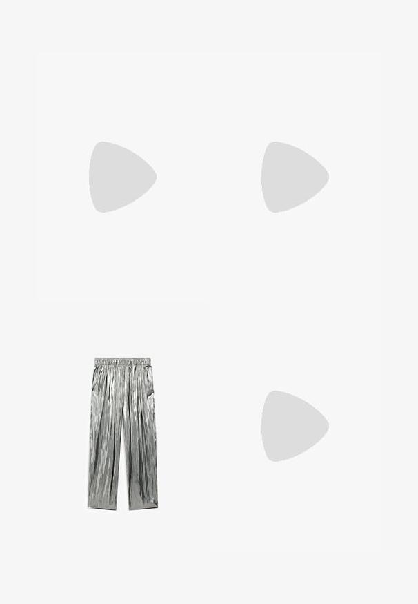 Rød ribbet tanktop med rund halsudskæring og uden ærmer. Glat tekstur og tætsiddende pasform, uden yderligere mønstre eller detaljer.; Metallic sølvbukser med en rynket tekstur, der har en elastisk talje og to sidelommer. Bred benede design.; Sølv slingback højhælet sko med spids tå, metallisk finish, to dekorative stropper og en slank hæl med sort spids.; Sort læderhåndtaske med en buet form, aftagelig rem og guldfinish. Tasken har en klap med en spænde detalje.
