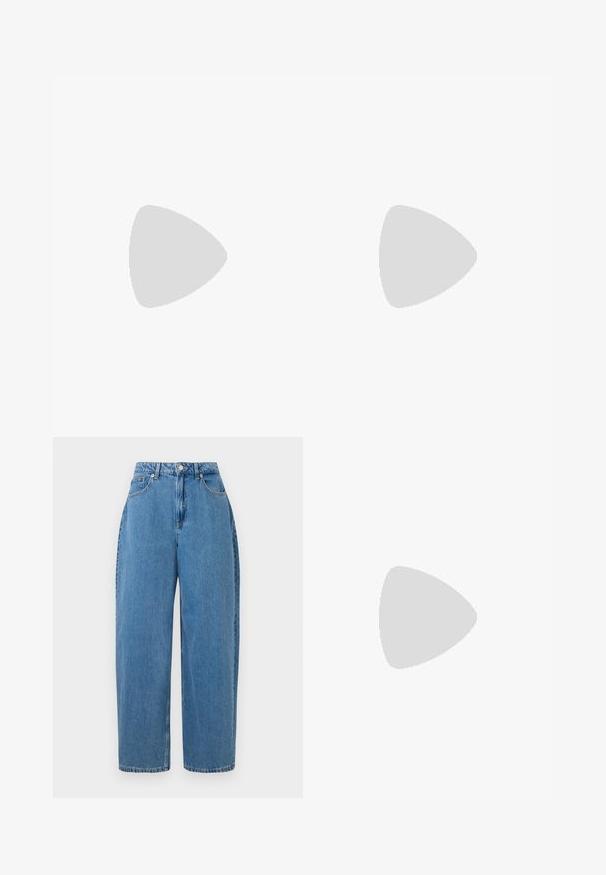 Camiseta blanca de algodón con mangas cortas, escote redondo y un ajuste ligeramente holgado. La tela tiene una textura suave y lisa.; Pantalones de mezclilla de color azul claro con un ajuste de pierna recta, cintura alta y cierre frontal con botón. Cuenta con cinco bolsillos y detalles de costura mínimos.; Mule de charol azul claro con punta afilada, tacón transparente bajo y un diseño elegante que presenta un corte en la parte superior.; Bolso de mano rectangular blanco, hecho de un material brillante, con una cadena plateada. La modelo posa, mostrando el bolso frente a un fondo liso.