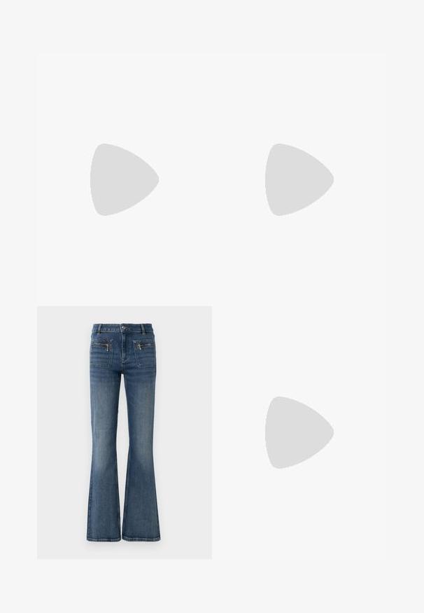 Top negru din tricot cu linii verticale, cu un guler înalt și mâneci scurte. Prezintă o siluetă ajustată și un material texturat.; Jeans din denim albastru evazați cu talie medie, având buzunare frontale și posterioare și un finisaj ușor decolorat.; Balerini cu imprimeu leopard și accente negre, având vârful rotund, talpa plată și o fundiță decorativă în față. Textură moale.; Geantă de mână din piele neagră cu detalii din franjuri, curea de umăr din lanț auriu și un mâner cu tăietură. Prezintă plasarea logo-ului pe față.
