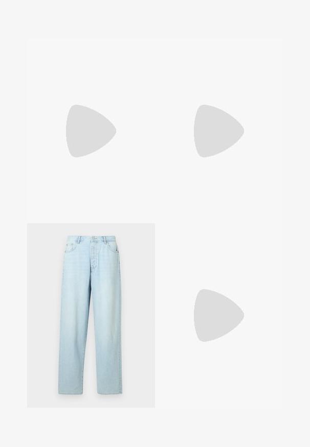 Kortærmet, lys lilla bomulds T-shirt med et sort kattegrafik og tekst på venstre bryst. Rund halsudskæring og afslappet pasform.; Lyseblå, højtaljede jeans med lige ben, lavet af denim, med fem lommer og en frontlukning med knap.; Brune og blå ternede brede benbukser parret med hvide sko med sorte accenter og strukturerede såler, sat mod en grøn baggrund.; Sorte rektangulære solbriller med mørke linser, der har en tyk ramme, subtile detaljer på siderne og uden synlige logoer udover mærkenavnet.