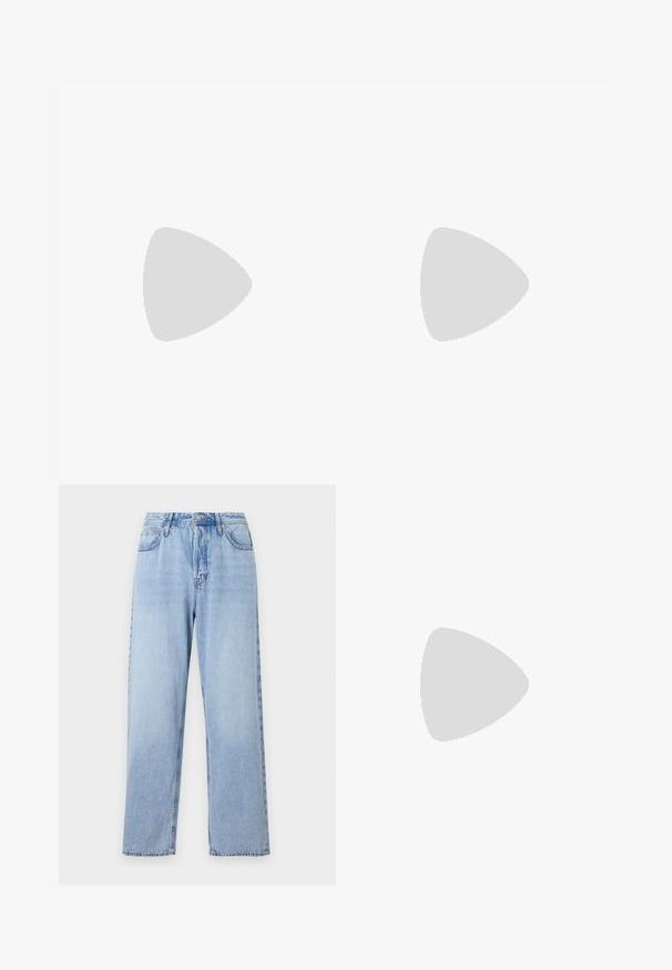 Witte katoenen t-shirt met korte mouwen, voorzien van een klein gedrukt driehoek- en oogontwerp met stralende lijnen op de linkerbovenborst.; Lichtblauwe denim jeans met een rechte pasvorm, hoge taille, vijf zakken en sluiting met bovenste knoop. Kenmerkt zich door een vervaagde wassing en contrasterende stiksels.; Witte sneaker met zwarte en grijze accenten, voorzien van een grijze neus met textuur, zwarte rubberen zool en platte witte veters. Schoon ontwerp, minimalistische stijl.; Zwarte stof heuptas met een afgeronde vorm, voorzak met rits en een gladde textuur. Geen zichtbare patronen of accenten. Lichtgewicht ontwerp.
