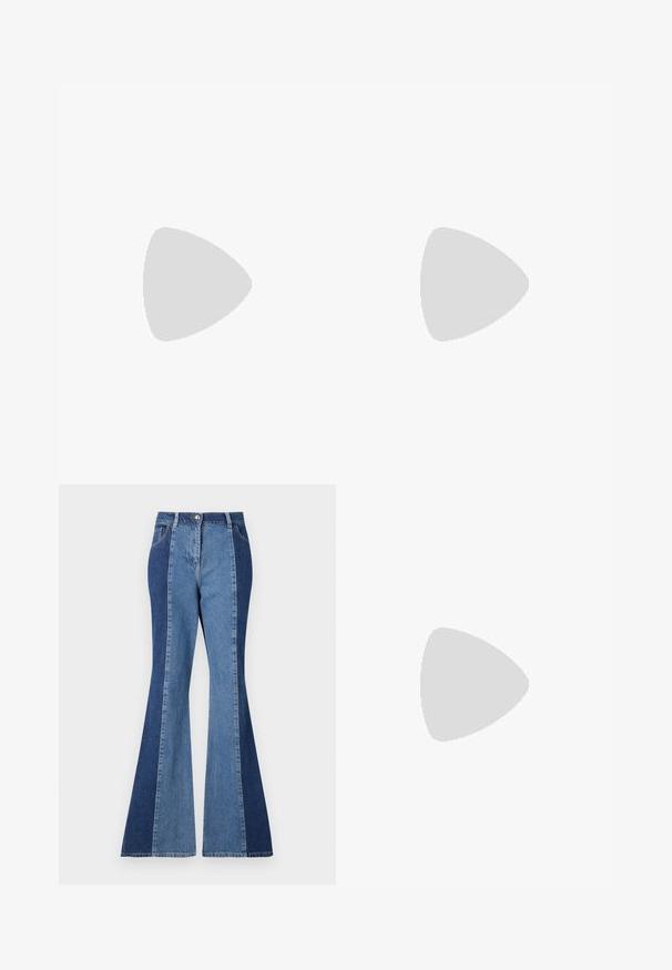 Hvit ermeløs topp laget av ribbet bomullsmateriale, med et tettsittende design, rund halsutskjæring og synlig søm langs sidene.; Bredde jeans med to-farget design, med mørke og lyse blå denimpaneler, frontlås med knapp og klassisk lommeutforming.; Sorte skinn Mary Jane-sko med spiss tå, utsmykket med steiner i forskjellige former i rosa og klar, med lav kilehæl.; Svart lær veske med et stilrent design, har en sølvfarget vinget logo og en kjedestropp. Teksturert overflate med glidelåslukking.