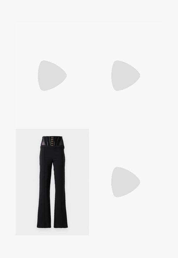 Corsetto senza spalline in denim nero con un design aderente, caratterizzato da dettagli in hardware dorato e due tasche frontali. Texture liscia, forma strutturata.; Pantaloni neri a vita alta con corsetto nero integrato, dotato di chiusure con gancio e occhiello e dettagli di cuciture verticali.; Stivale ankle in pelle nera con punta affusolata, alto tacco a stiletto, risvolto sulla caviglia e un elegante dettaglio in oro con fibbia decorativa.; Mini borsa a tracolla nera in paillettes con una tracolla texturizzata annodata e catena argentata. Forma rotonda con parte superiore arricciata e dettagli riflettenti.