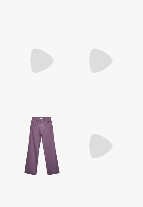 Majica od pamučne tkanine boje vrhnje s kratkim rukavima, koja na prednjoj strani ima grafiku vala i sunca, te tekst "BILLABONG".; Ljubičaste hlače visokog struka ravnog kroja s prednjim džepovima i kopčanjem na dugme na bijeloj pozadini.; Ljubičasti i ružičasti tenisice s gumenim potplatom, s teksturiranom površinom, vezicama i zlatnim brendom sa strane. Bijele hlače kontrastiraju s cipelama.; Bijela strukturna torba s kratkim ručkama i remenom za rame, s zlatnim metalnim detaljima i teksturiranim materijalom, prikazana na sivoj pozadini.