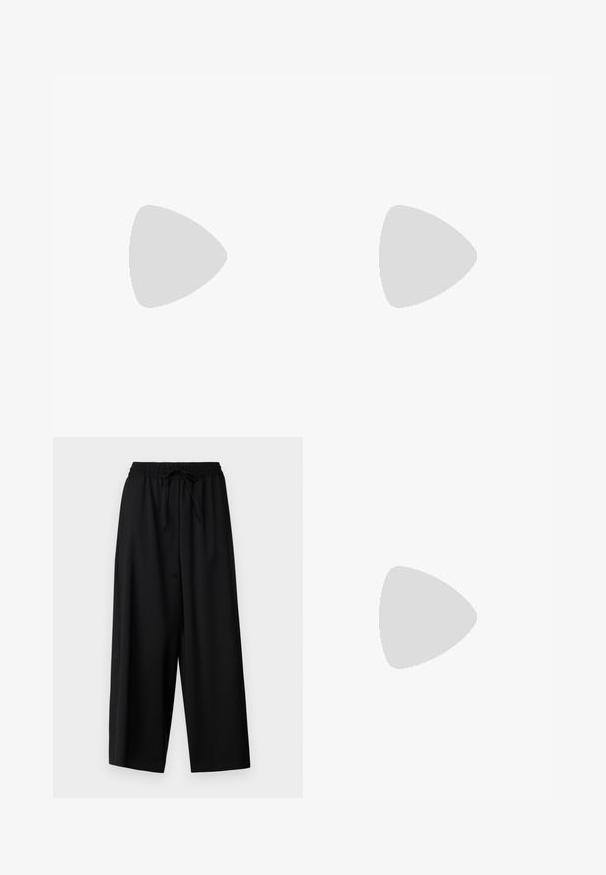 Svart bodysuit med tynne stropper, med blonderoverlegg og frynsete kanter langs utringningen og kontrasterende skråpanel. Glatt stofftekstur.; WEEKEND MaxMara ELMO - Bukse - nero; Filippa K REY FLAT - Ballerina - black; Nanushka JEN - Håndveske - black