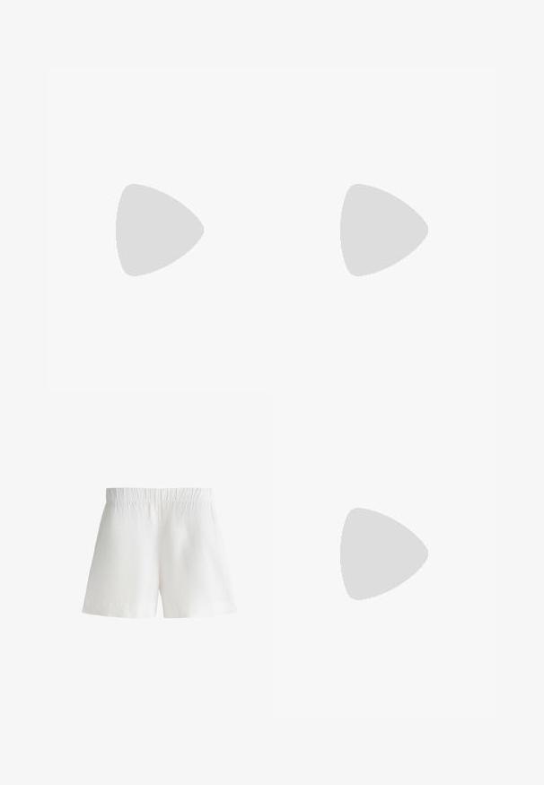 T-shirt di cotone rosa con scollatura rotonda, maniche corte e un piccolo logo ricamato sul lato sinistro del petto. Texture liscia, vestibilità casual.; Pantaloni corti bianchi in tessuto leggero, con una fascia elastica in vita e una vestibilità rilassata. Texture liscia senza ulteriori motivi o dettagli.; Infradito neri con suola in gomma testurizzata, due cinghie sottili e un sottile dettaglio del logo impresso sulla cinghia.; Foulard bianco in seta con un motivo geometrico nero ripetuto, bordato con un bordo nero solido. Leggero e con una texture liscia.