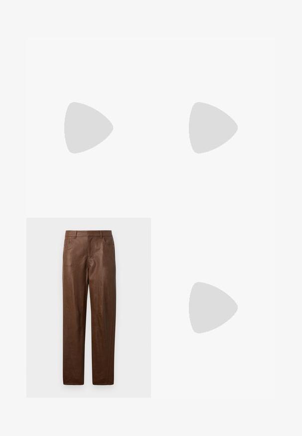 T-shirt lilás de manga curta feito de um tecido macio, com um corte descontraído e bainhas enroladas. Gola simples em crew, sem padrões ou detalhes.; Calças de couro castanho com uma textura suave, design de perna reta e dois bolsos laterais. Apresenta detalhes de costura visíveis.; Bota de tornozelo burgundy brilhante com um salto preto robusto, apresentando uma textura suave e um design simples. Sem fechos ou padrões visíveis.; Bolsa tote de couro castanho com uma textura suave, design de abertura superior e duas alças para o ombro. Apresenta costura mínima e sem hardware visível.