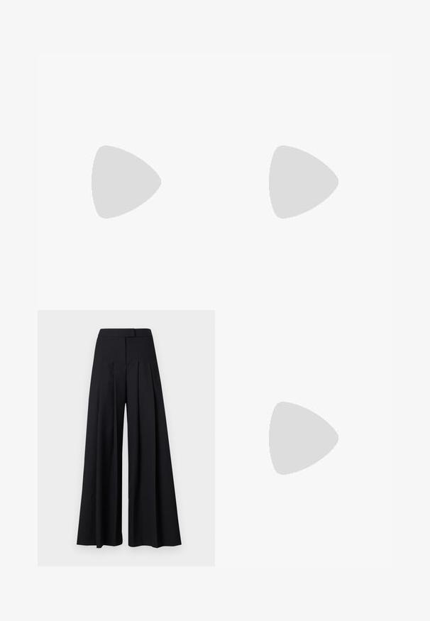 Kort rosa t-skjorte med høy krage, løs passform og korte ermer. Har svart brodert "Karl"-logo på forsiden.; KARL LAGERFELD SUMMER OCCASION SUIT TROUSERS - Bukse - black; Sorte skinn slingback-hæler med spiss tå, slank hæl og dekorativ spenne detalj på vampsiden. Glatt tekstur og stilrent design.; Svart- og hvitstripet håndveske med en strukturert form, som har et topphåndtak, en avtakbar kjedestropp, og metallisk logo-akcent.