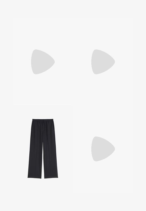 Polo shirt met marineblauwe en witte horizontale strepen, korte mouwen, een marineblauwe kraag en een knopenlijst met vier knopen.; Zwarte wijde broek van gladde stof. Voorzien van een elastische tailleband en zijzakken. Ontworpen met een ontspannen pasvorm.; Zachtroze slingback ballerina's met een spitse neus, gemaakt van een glad leerachtig materiaal. Bevat uitsnijdingen aan de zijkanten en heeft een platte hak.; Zwarte handtas met gestructureerde vorm, gladde textuur en een metalen sluiting. Gecombineerd met brede zwarte broeken en sandalen met open teen op een houten vloer.