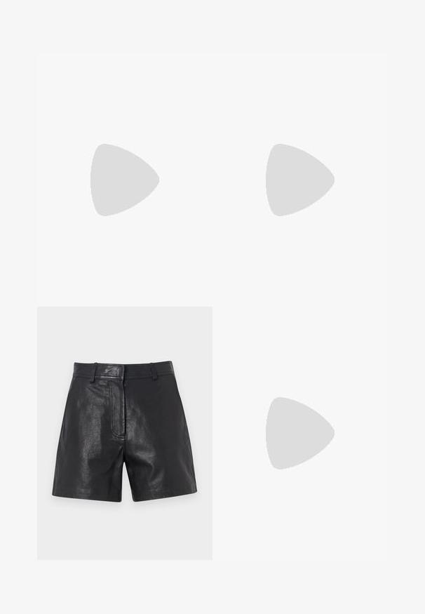 Body nero con parte superiore trasparente a maniche lunghe. Presenta un colletto alto, dettagli arricciati e una zip frontale. Tessuto liscio con un design aderente.; Pantaloni corti in pelle nera con una texture liscia, caratterizzati da una vestibilità su misura, passanti per cintura e un sottile dettaglio di cucitura frontale.; Stivale alla caviglia in pelle nera con dettagli in occhietti argento, punta appuntita e tacco a blocco. Design elegante con una texture liscia.; Borsa a mano in pelle nera con forma arcuata, caratterizzata da un design decorativo sulla parte anteriore, una maniglia corta e dettagli in metallo dorato.