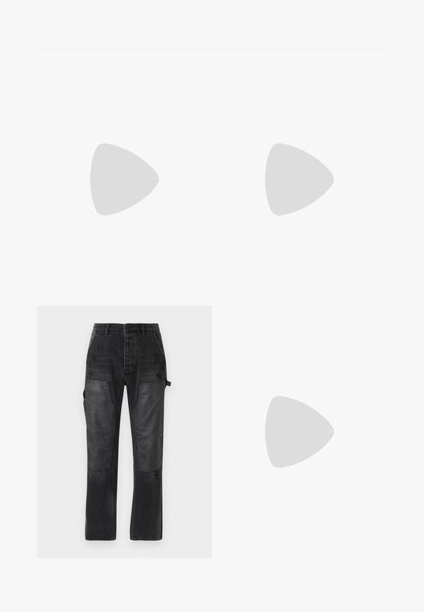 T-shirt noir à manches courtes, col rond, avec un petit logo de renard orange brodé sur la poche gauche.; Pantalon en denim noir avec des accents de panneaux en cuir noir contrastants, design à jambe droite et subtils détails effilochés sur le tissu.; Baskets en daim bleu avec un bout rond, des lacets blancs et une semelle en caoutchouc. Présente des coutures discrètes et un accent de marque sur le côté.; Sac fourre-tout avec un extérieur blanc, des poignées noires et un graphique circulaire rouge représentant deux personnages de style cartoon. Texte "MARNI" en bas.